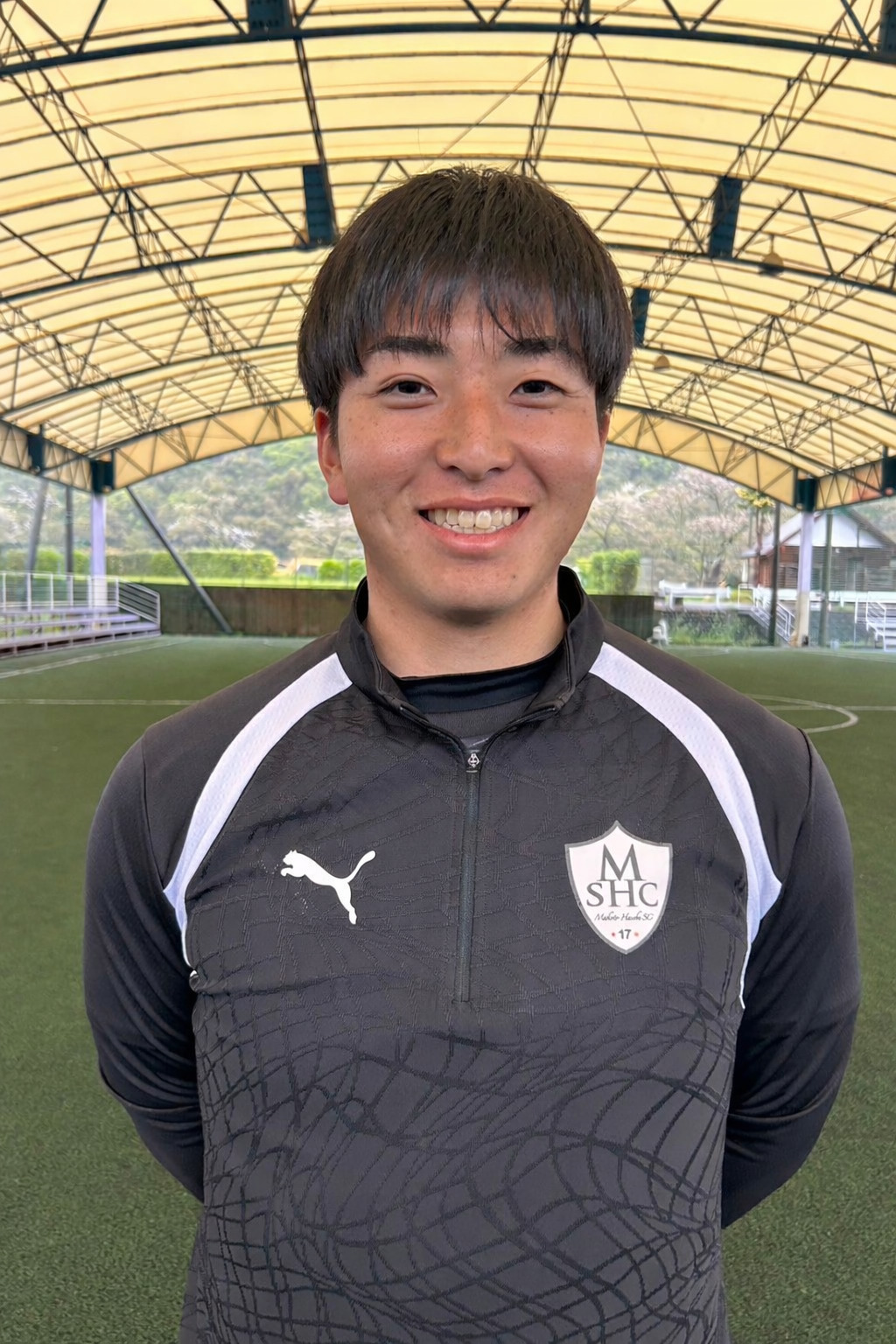 屋内サッカー場の笑顔の少年 屋内サッカー場の笑顔の少年